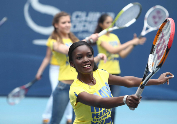 國際比基尼小姐蓮花球場揮拍獻(xiàn)藝