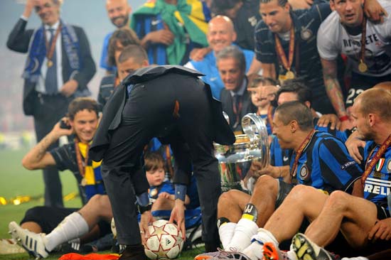 高檔西褲經不住奪冠折騰 穆帥“開襠褲”驚艷全場