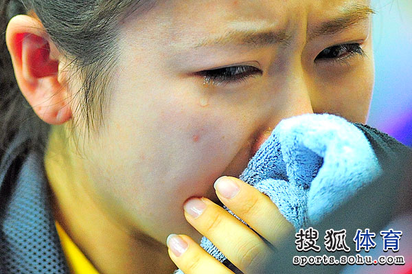 福原愛先輸后贏喜極而泣 與隊(duì)友抱頭痛哭