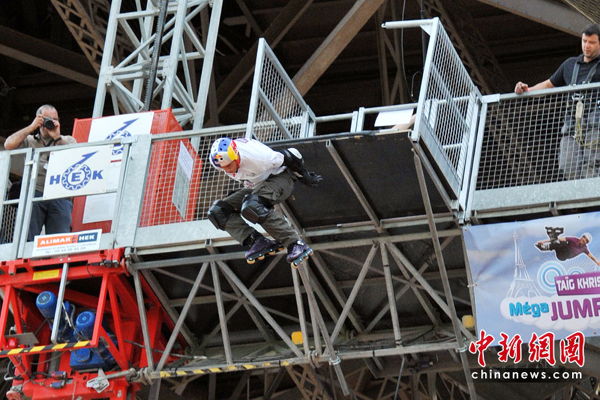 法國小伙“跳”艾菲爾鐵塔