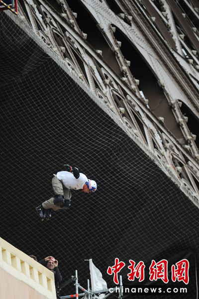 法國小伙“跳”艾菲爾鐵塔