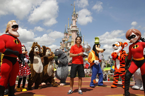 納達爾手捧法網(wǎng)冠軍獎杯 迪斯尼拍照留念