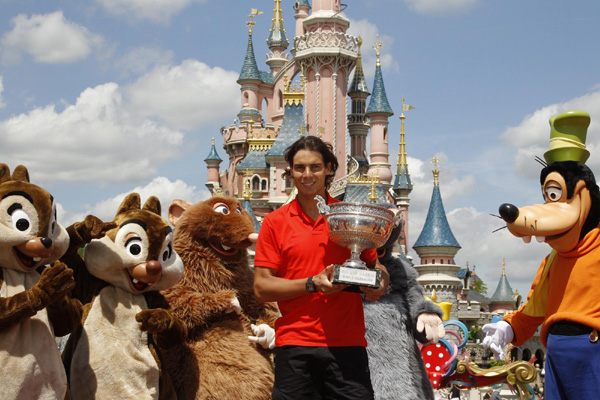 納達爾手捧法網(wǎng)冠軍獎杯 迪斯尼拍照留念