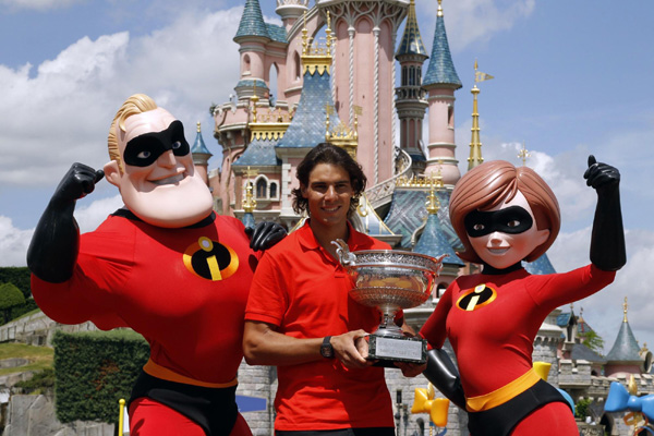 納達(dá)爾手捧法網(wǎng)冠軍獎杯 迪斯尼拍照留念