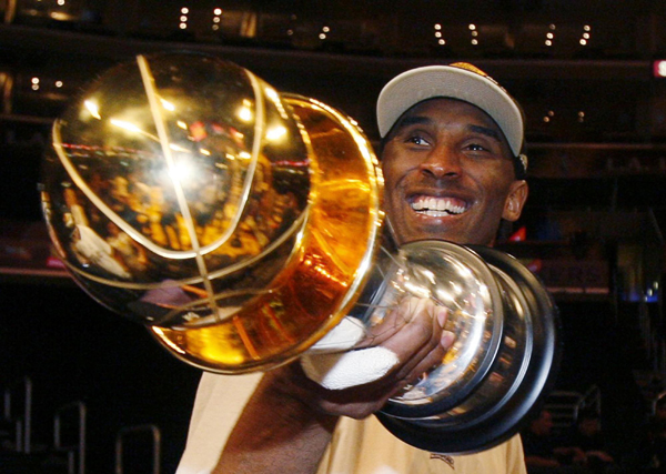 最爛命中率催生最輝煌1戰(zhàn) 場均28+科比捧起MVP