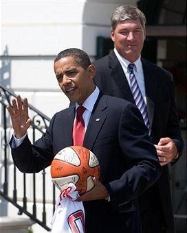 組圖：奧巴馬白宮接見WNBA總冠軍 獲8號(hào)戰(zhàn)袍