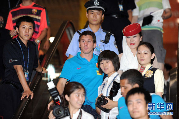 巴薩抵京受熱捧 梅西獲美女護(hù)航（組圖）