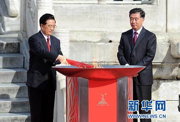 胡錦濤出席亞運(yùn)會火炬點(diǎn)燃暨火炬?zhèn)鬟f活動啟動儀式