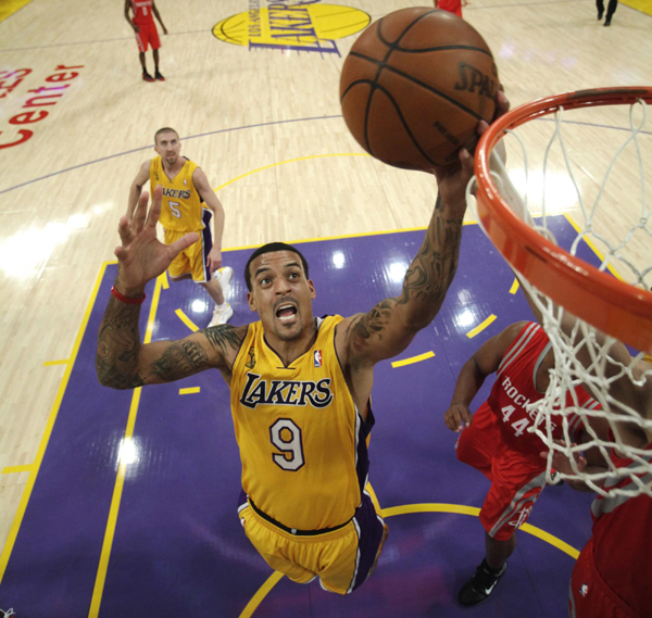 NBA：姚明復出首戰(zhàn)9分6犯離場 火箭揭幕戰(zhàn)遭湖人翻盤