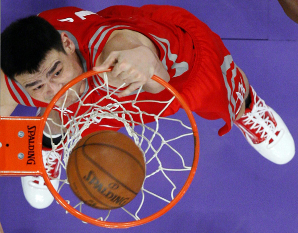 NBA：姚明復(fù)出首戰(zhàn)9分6犯離場(chǎng) 火箭揭幕戰(zhàn)遭湖人翻盤