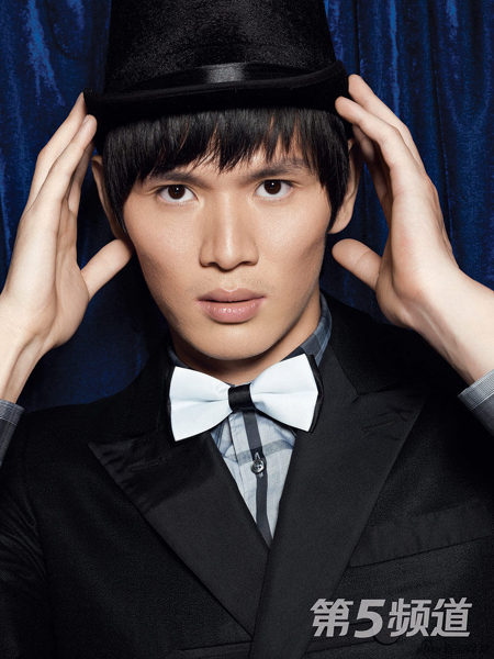 鮑春來(lái)攜手張雨綺拍大片