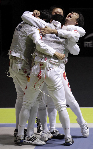 擊劍世錦賽：中國男隊大逆轉 歷史首獲花劍團體冠軍