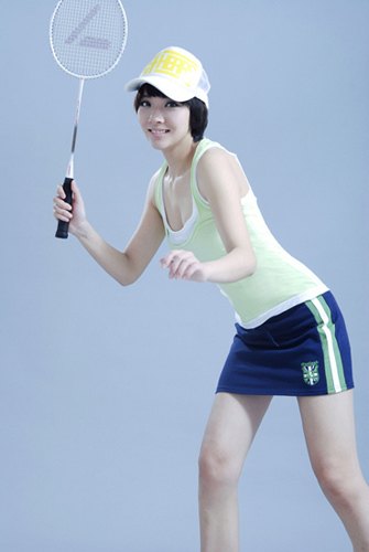 韓媛媛化身羽球?qū)氊惽啻簞痈? style=