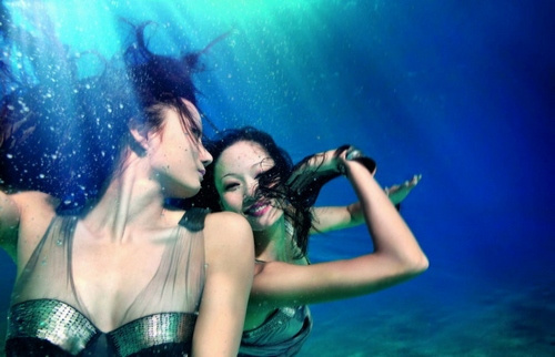 中國花游美女拍攝水下時裝片