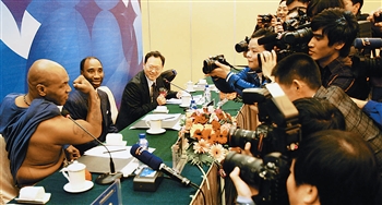 拳王泰森駕到天津 積極做秀大展紋身