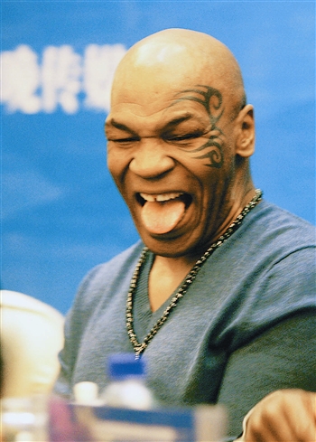 拳王泰森駕到天津 積極做秀大展紋身