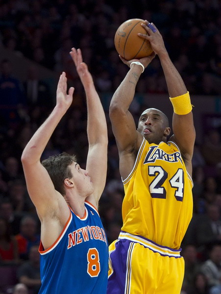 科比33分10板力壓小斯24+10 湖人客場(chǎng)完勝尼克斯