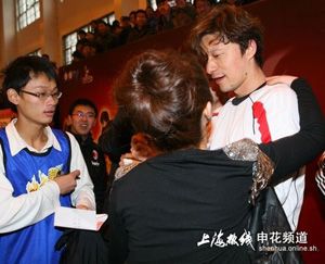 謝暉上海交大校園內(nèi)遭強(qiáng)吻 黑絲美女左右開弓