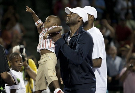 熱火兩巨頭現(xiàn)身網(wǎng)球場助陣納達爾