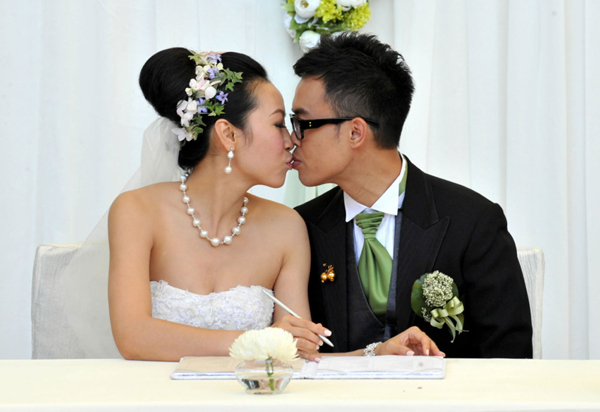 傅家俊與未婚妻陳建螢共諧連理