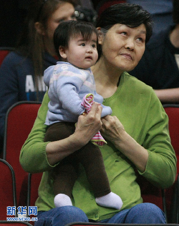 姚明：不排斥女承父業(yè) 教女還需剛?cè)嵯酀?jì)