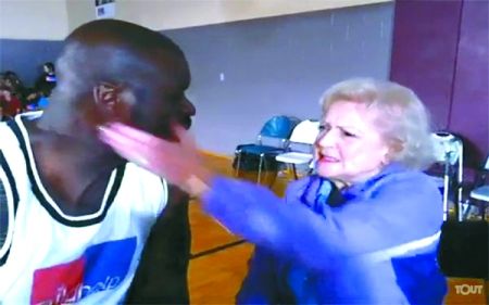 奧尼爾向89歲影后求婚 被扇耳光