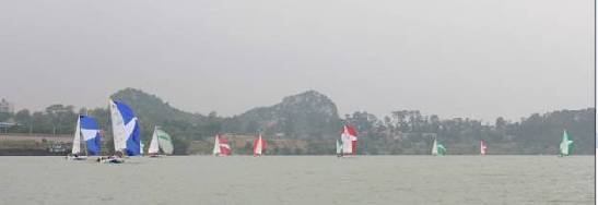 颯爽英姿豪杰現(xiàn) 眾帆爭(zhēng)流賽事興