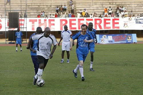 聯(lián)合國秘書長潘基文踢足球摔倒左手骨折