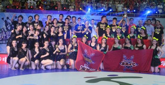 玩轉(zhuǎn)賽場(chǎng) 天天向上：特步足球啦啦隊(duì)開創(chuàng)中國(guó)校園五人制足球賽事新模式