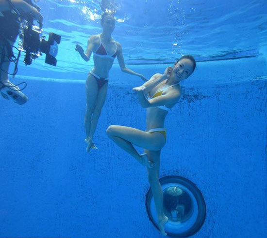 文婷姐妹拍水下婚紗照與海豚共舞