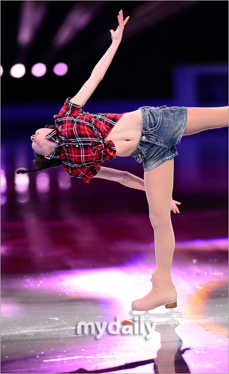 李子君領(lǐng)銜冬奧萌妹子 普京熊抱俄蘿莉