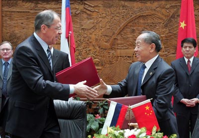 Visiting Russian Foreign Minister Sergei Lavrov (L) shakes hands with his Chinese counterpart Li Zhaoxing (R) after signing documents following their meeting in Beijing, May 16, 2006. The foreign ministers of Russia and China met in Beijing on Tuesday where how to resolve the standoff over Iran's nuclear programme is likely to be high on the agenda.