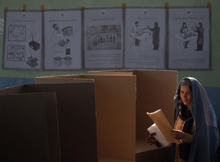 Afghans vote for president under violence threat