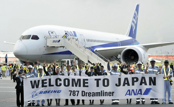 Boeing 787 Dreamliner makes 1st landing in Japan