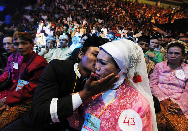 Indonesia breaks record on mass wedding