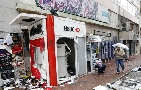 Thousands take to streets in Turkey, clash with police