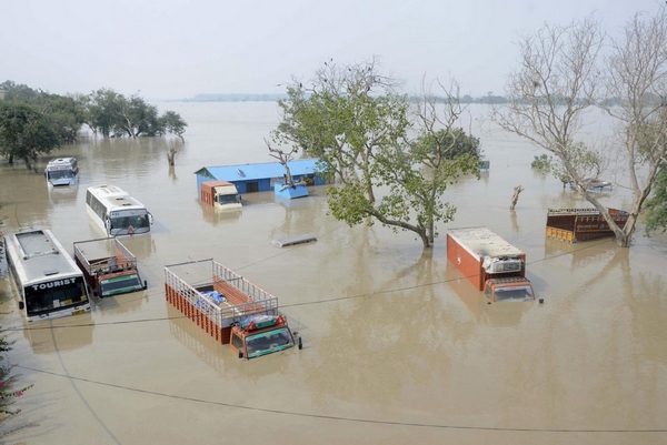 Vehicles are submerged in the rising waters of river Yamuna in New Delhi June 19, 2013. The rains are at least twice as heavy as usual in Northwest and Central India as the June-September monsoon spreads north, covering the whole country a month faster than normal. Floods hit New Delhi