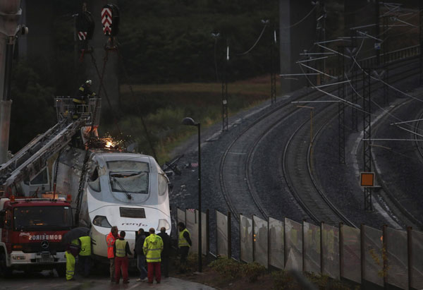 Spain investigators: Train driver was on phone