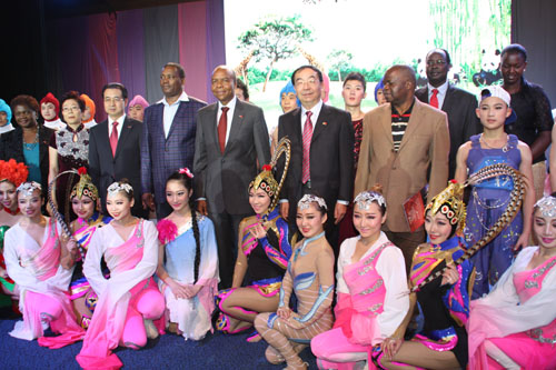 Li Wufeng (middle), Vice Minister of the State Council Information Office of China, and Kenyan officials pose with performers at the opening ceremony of 'Experience China in Kenya' at the Kenya International Conference Center in Nairobi on September 21 (DING ZHITAO) 'Experience China in Kenya' Debuts in Nairobi