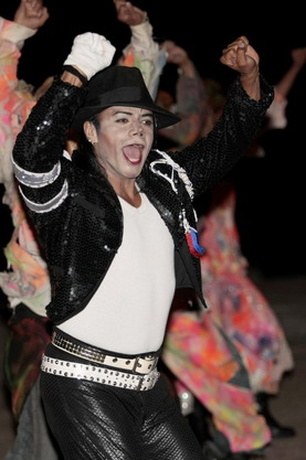 Fans moonwalk, hold worldwide vigils for Jackson