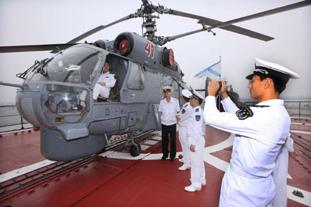 中俄海軍官兵相互參觀軍艦