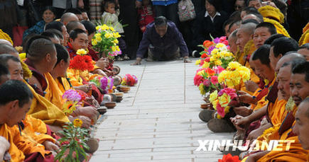 西藏昌都舉行迎請(qǐng)強(qiáng)巴佛大型佛事活動(dòng)[組圖]