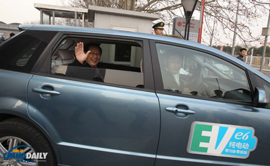 科技部部長萬鋼乘坐國產(chǎn)純電動車上兩會