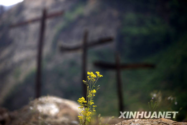 汶川地震一周年：肩并肩 心相連[組圖]