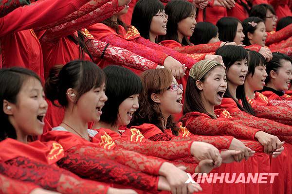 國慶聯(lián)歡晚會千人大合唱舉行最后一次帶妝彩排