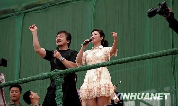 國慶聯(lián)歡晚會千人大合唱舉行最后一次帶妝彩排