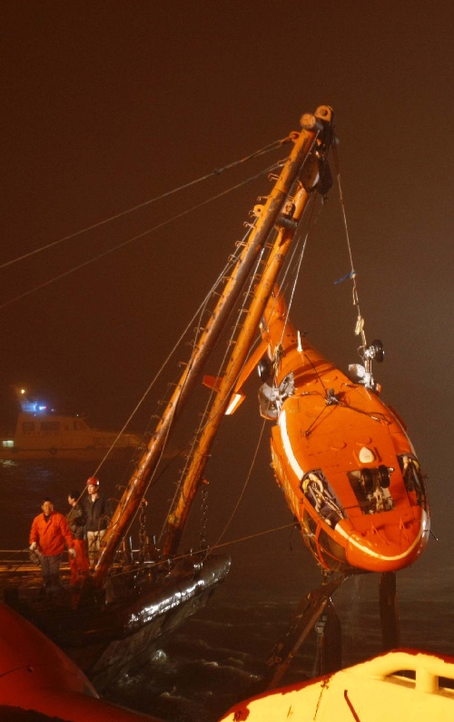 雪龍?zhí)柺轮鄙龣C(jī)機(jī)骸被打撈出水