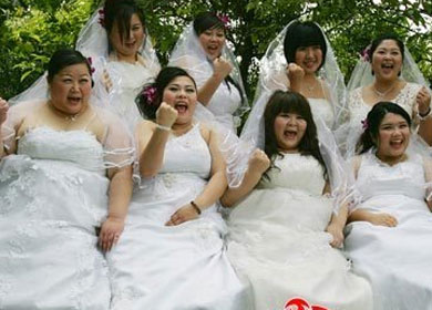 9名重量級(jí)“胖妹”舉行集體訂婚儀式
