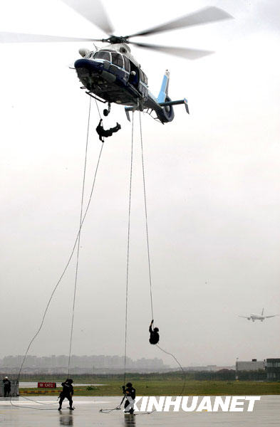 上海市公安局警務(wù)航空隊(duì)正式成立[組圖]