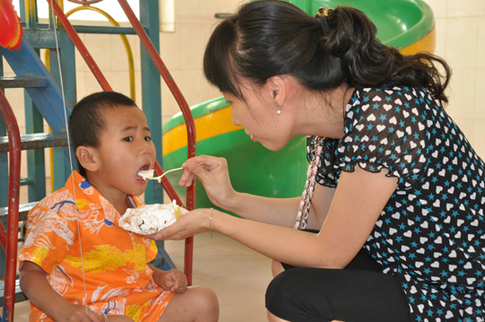 這一刻孤獨(dú)的心靈充滿陽光 - 海南航空員工六一慰問兒童